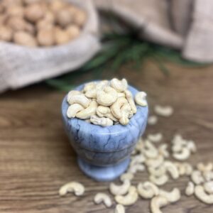 ANAKARDŽIŲ RIEŠUTAI žali